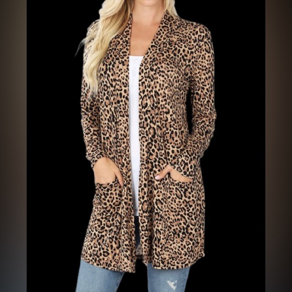 Like new (worn once) zenana tan stretchy leopard print cardigan with pockets
